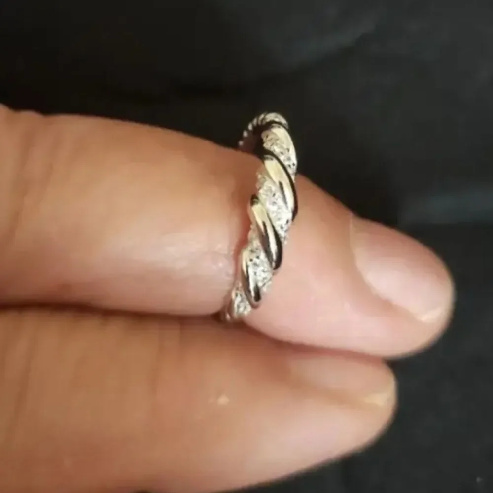 Elegant 925 sterling silver Twisted cubic zirconia ring sz 7